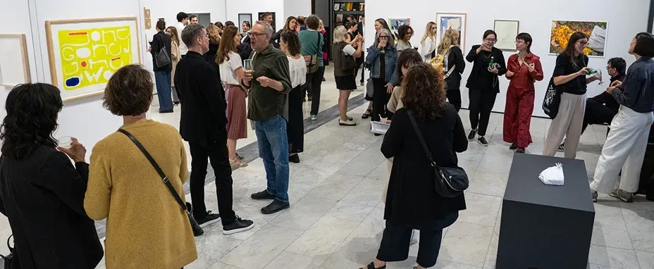 Personnes présentes au vernissage de Vendu-Sold 2025