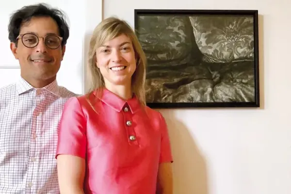 Véronique Gaumond-Carignan et Mohamed Diouri devant la toile