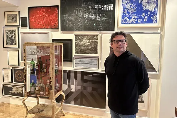 Martin Boily-Côté devant sa collection